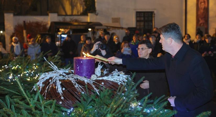 Varázslatos pillanatok a ferences templom előtt: elkezdődött az alsóvárosi advent – galériával