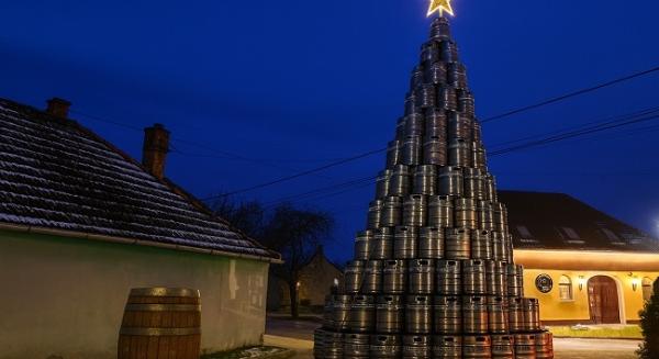 Söröshordó karácsonyfa és téli csomagolás-show Tapolcán