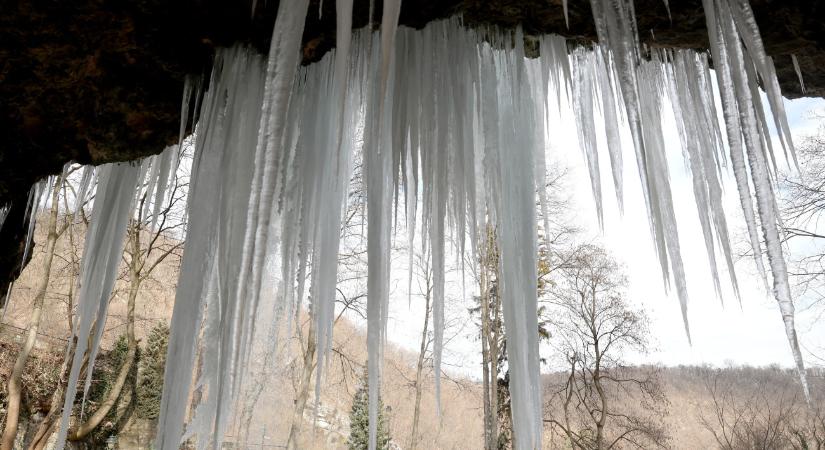 Éjszaka kemény fagyok szakadnak az ország egyik felére