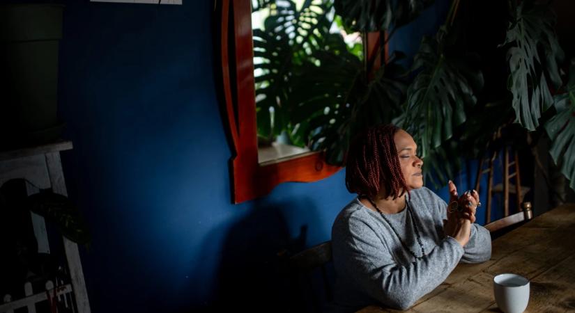 Sena: Egyik szememmel a babát figyeltem, a másikkal Pici bácsi kezét, ahogy zongorázik