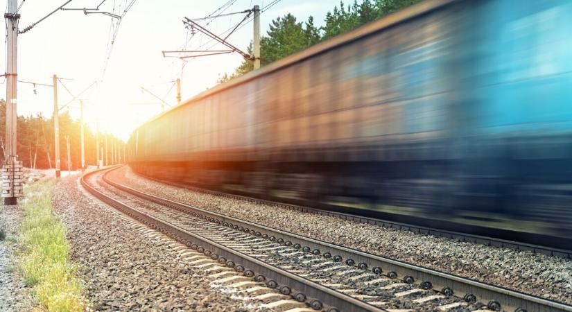 Tehervonat elé hajtott egy 82 éves nyugdíjas nő