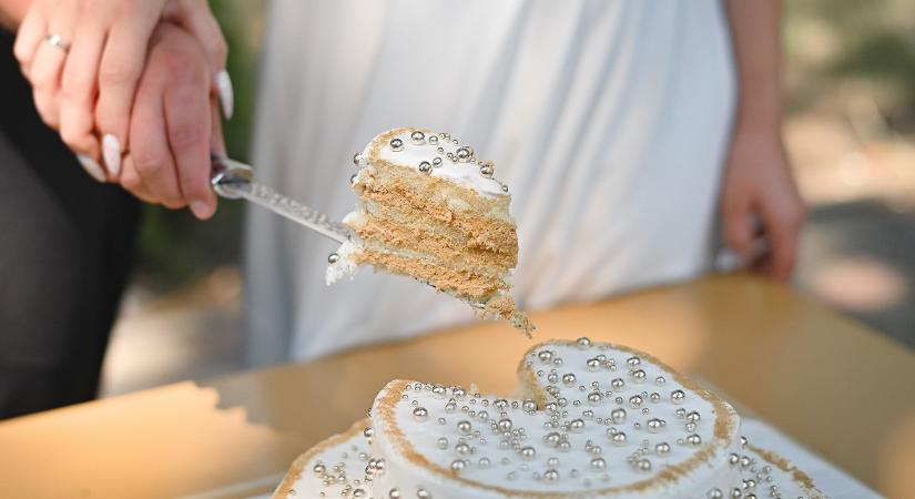 Esküvői tortadráma – nem készítette el újra nővére szétesett ünnepi tortáját
