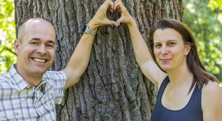 Amikor az erdő visszamosolyog a poharadban: Megjelent az Egy csepp erdő