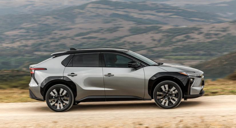 Nem megújult, újjászületett a Toyota villanyautója