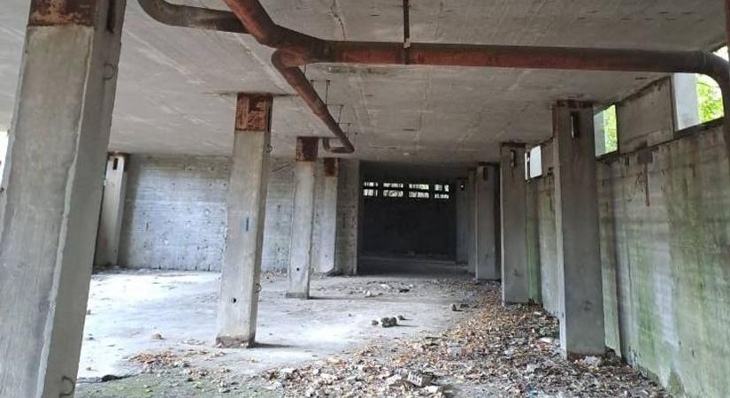 Betonfalak és romok között: különös látvány fogad az elhagyott irodaházban