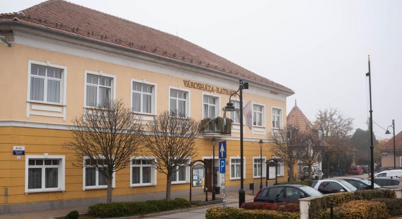 Lemondások és politikai cirkuszok után választanak Pilisvörösváron, ahol Orbán szerint csak valami marhaság miatt veszíthet a Fidesz