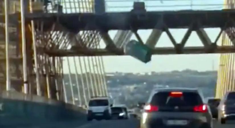 Valami lezuhant az égből, gusztustalan dolog terítette be az autókat - videó