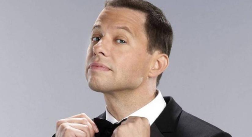 A Két pasi – meg egy kicsi Alanje felismerhetetlen: 60 évesen, tar kopaszon ennyire más Jon Cryer