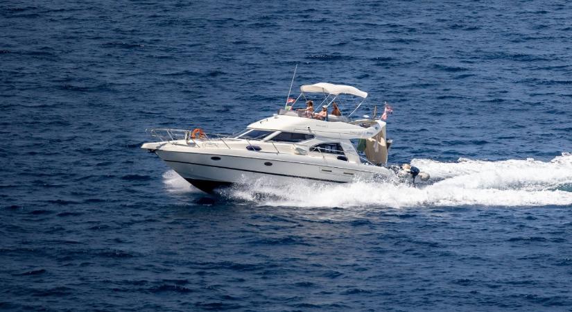 Elakadt hajó blokkolta az autóforgalmat a Balatonnál – videó