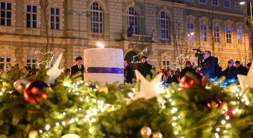 2025 adventje legyen a türelem adventje! - Szombathelyen is meggyújtották az első gyertyát (fotók)