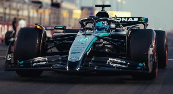 Russell megkergetné Verstappenéket a futamon