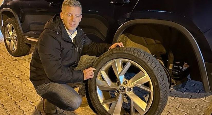 „A pózokat Gyurcsánytól lopja...” – zseniális montázzsal szúrt oda a kereket cserélő Magyar Péternek Kocsis Máté (FOTÓ)