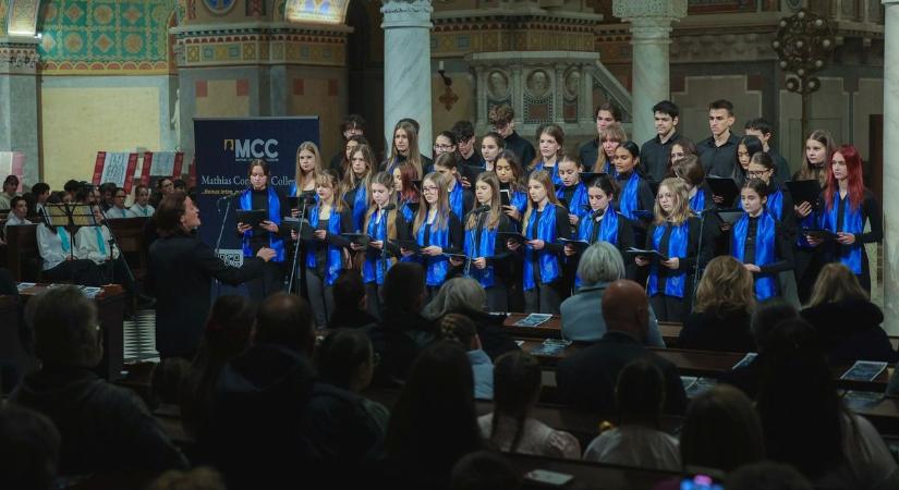 Kárpátaljai gyerekekért daloltak és táncoltak a szegedi és vajdasági kisdiákok a Mesebeli Karácsony koncerten