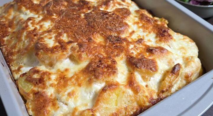 Szaftos rakott krumpli másképp: savanyú káposzta és hús gazdagítja