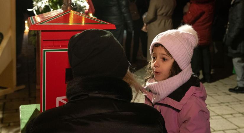 Karácsonyi Postahivatal a Kossuth utcában - várják a gyerekek leveleit!