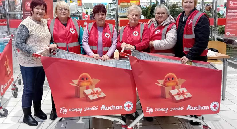 Adományt gyűjt a Vöröskereszt a debreceni Auchanban