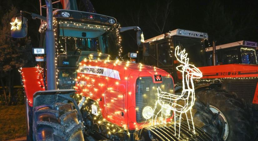 Ilyet még nem látott Balástya, fénytraktorra pattan a Mikulás szánkó helyett