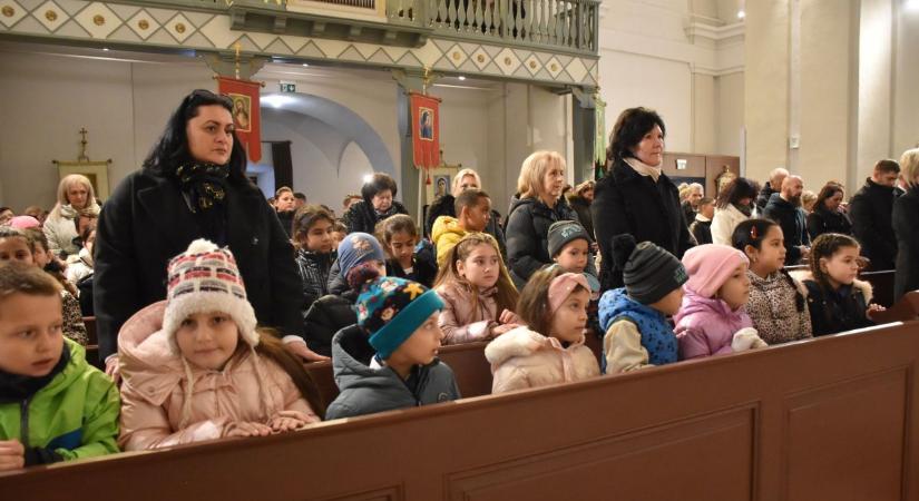 Tizedik születésnapját ünnepelte a kenderesi Szent Imre Katolikus Iskola és Óvoda