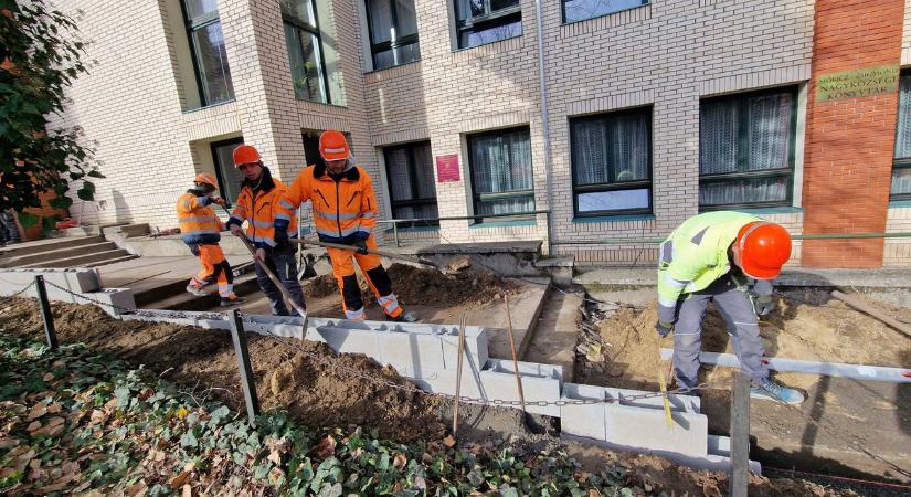 Járdafelújítás hoz új lendületet az iskolába járáshoz Mezőfalván - Hamarosan elkészül!