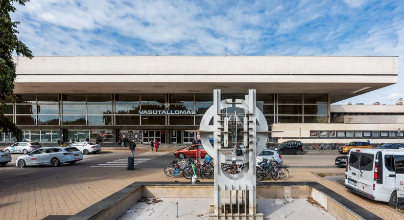 A megfáradt éllovas: a Szolnok vasútállomás története