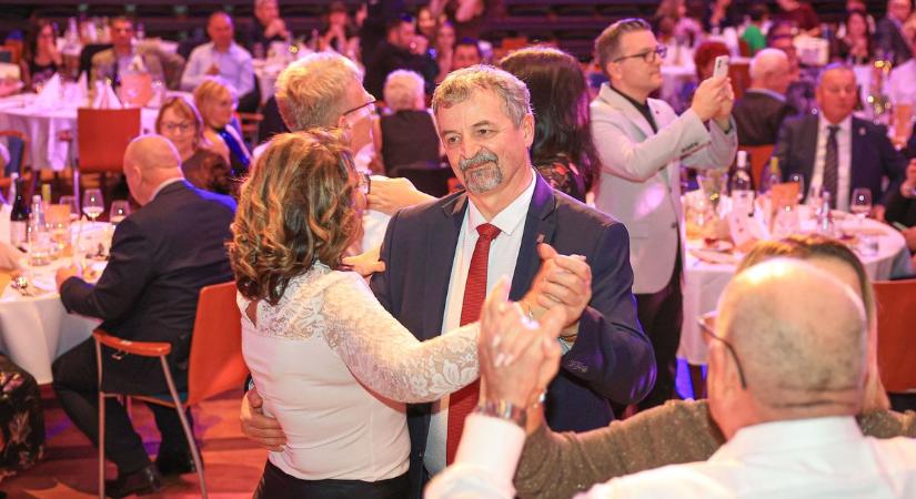 Egy felejthetetlen szombat este – ilyen volt a Babits Bál Szekszárdon (videóval és képgalériával)