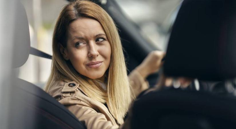 Zseniális trükk, ha nehezedre esik a hátrafele parkolás: ezt próbáld meg legközelebb