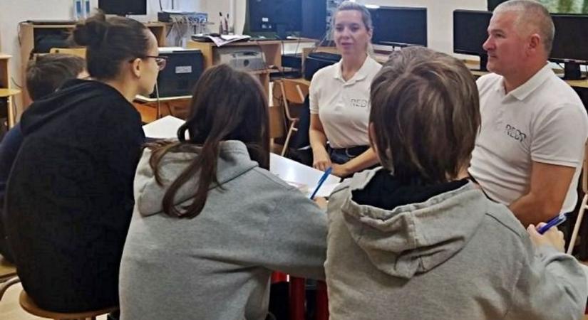 Lezárult a drogprevenciós vetélkedő, a gyarmati iskola remekelt