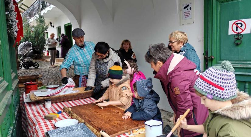 Kreatív családi foglalkozásokkal kezdődtek az adventi programok a Duna-házban