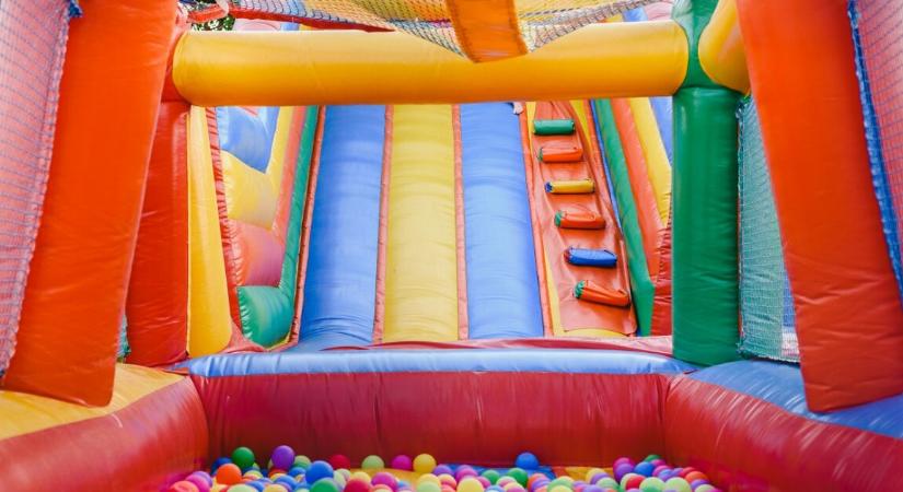 Súlyos baleset történt egy ugrálóvárban, több gyereket kórházba szállítottak