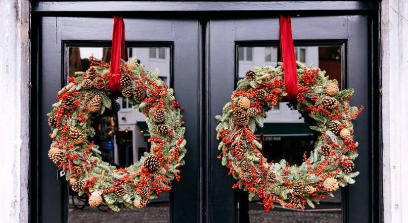 Így tedd fel az ajtódíszt, ha nincs akasztód: 4 módszer, amivel nem kell lyukat fúrni