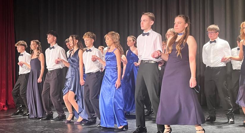 Az iskoláért báloztak