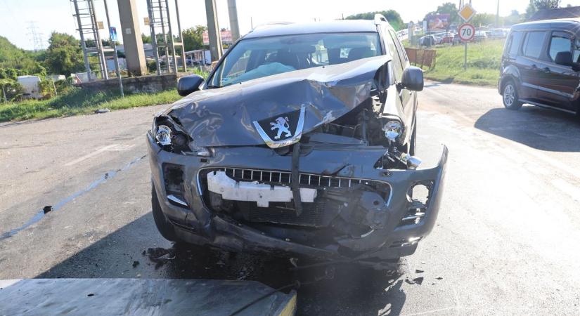 Baleset történt a Budai vámnál, két autó ütközött a kereszteződésnél