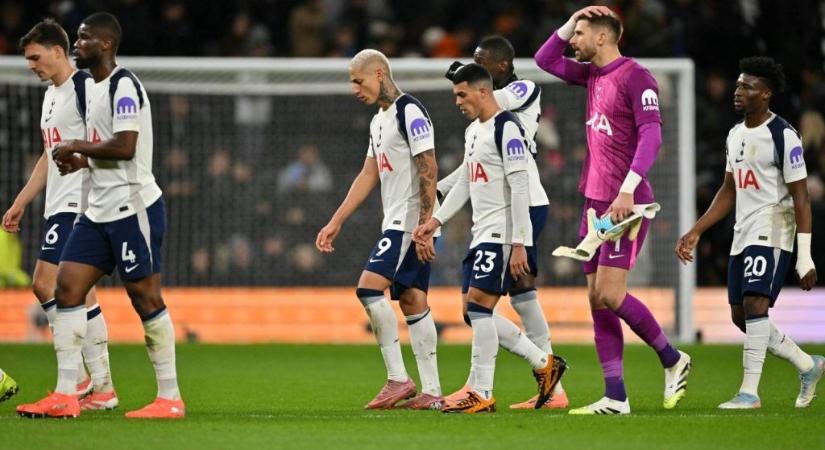 Nem ért vissza időben a Spurs elcsellengő kapusa, 40 méterről kapott gólt