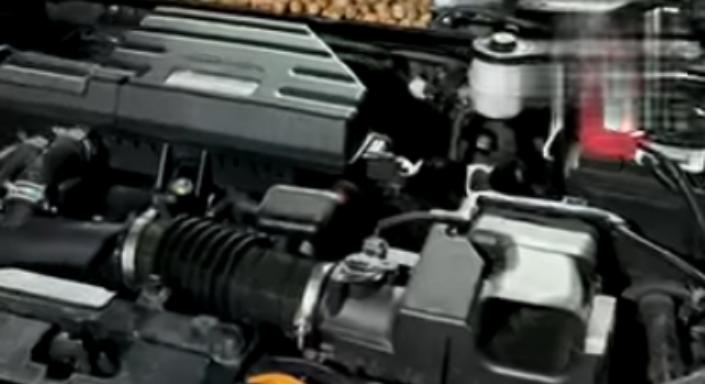 Furcsa zajokat hallott a motorból – aztán kiderült, mi zörög odabent