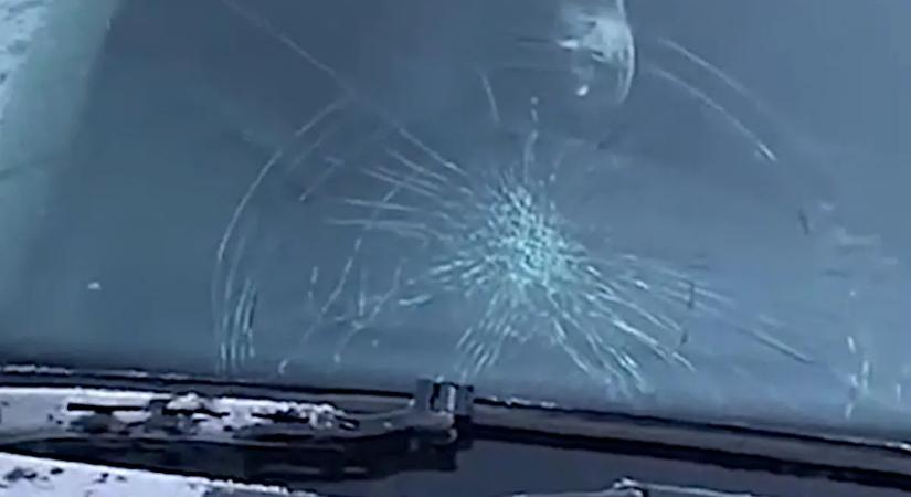 Így jár, ha forró vizet önt a lefagyott szélvédőre