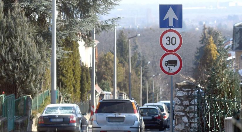 Apró a különbség, de a bírság súlyos: ezt a két táblát még mindig rengeteg sofőr összekeveri