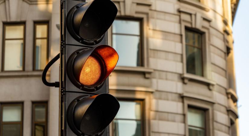 Sokan benézik a sárgát, pedig van egy titka a lámpaváltásnak, mutatjuk