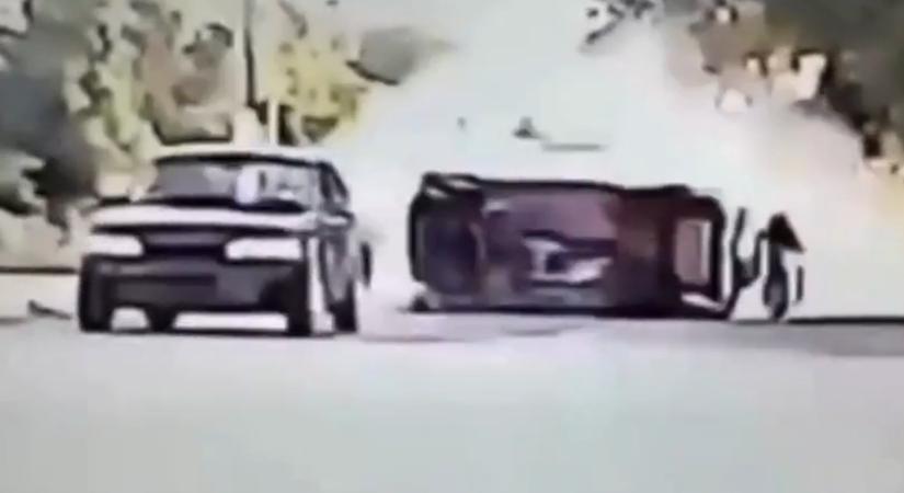 Sokkoló balesetet vett fel a fedélzeti kamera – a motoros is összetette a két kezét utána