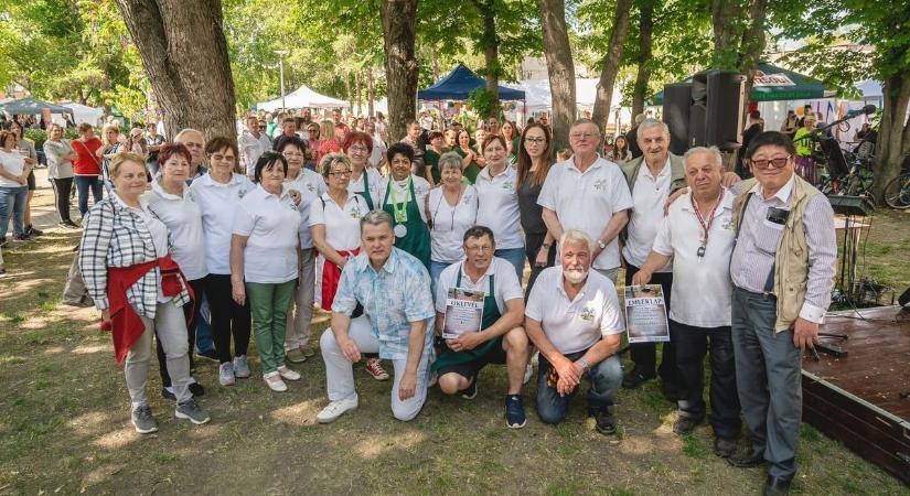 A füzesabonyi kertbarátok – miközben szépítik a környezetüket – sütnek is, főznek is, a vezetőjüknek pedig további tervei vannak