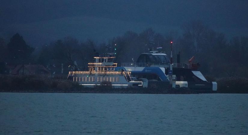 Adventi varázs a tavon: újra jár a Fénykomp a Balatonon (képek, videó)!