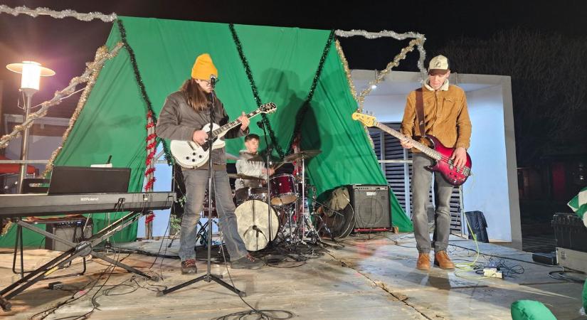 És akkor jöttek a punkok..., zúzósra sikerült az első adventi gyertyagyújtás Barcson