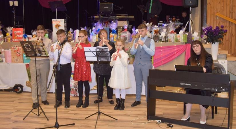 Életmentő eszköz beszerzéséért báloztak Jászladányon