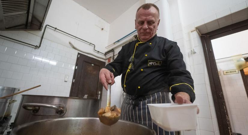 Misi bácsi közel ötven éve főzi a halászlevet, a város legnagyobb titka most végre kiderült! (videó)