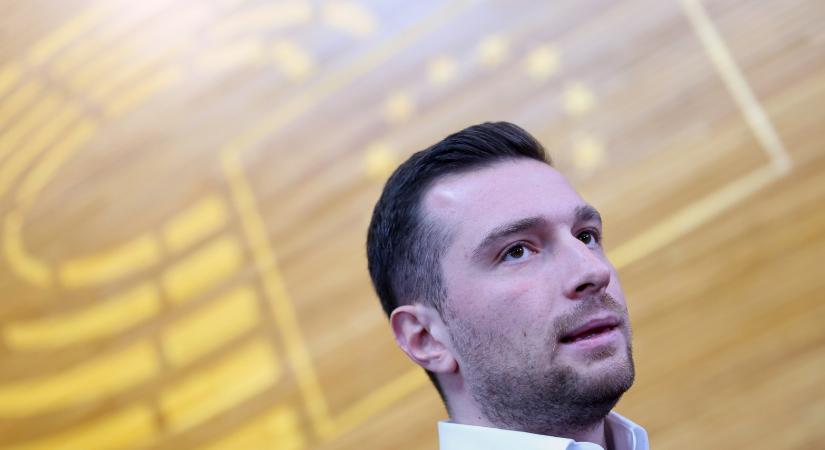 Tojással dobták fejbe Jordan Bardellát, a francia Nemzeti Tömörülés elnökét