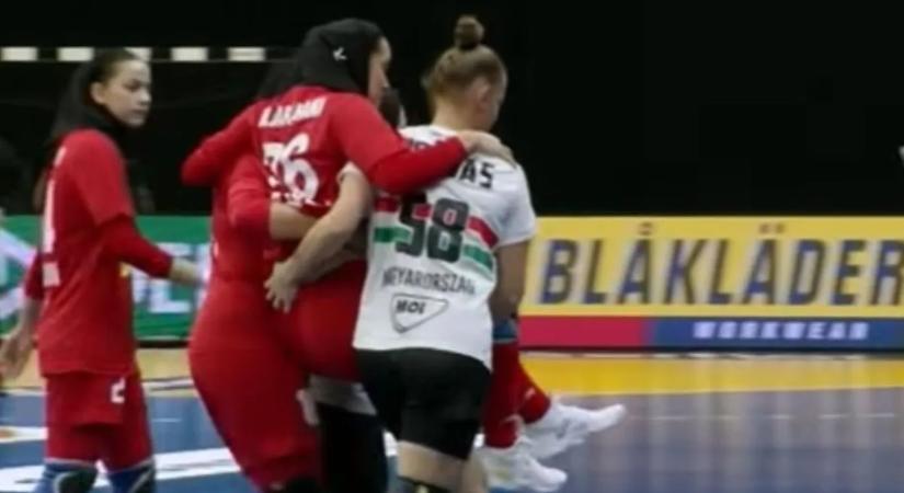 Felemelő pillanat a vb-n: a magyar kéziválogatott sztárja ölben segített levinni az ellenfelét –videó