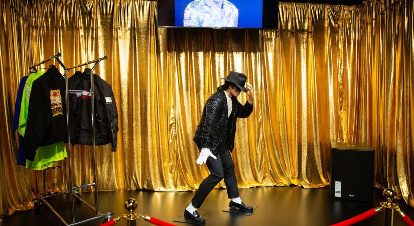 Mi a különbség Michael Jackson és egy pedagógus között?