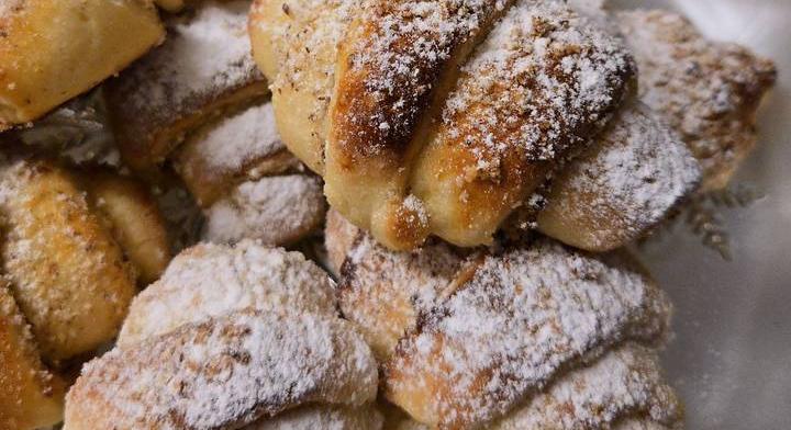 Karácsonyi illatok a sütőből: diós, baracklekváros kifli