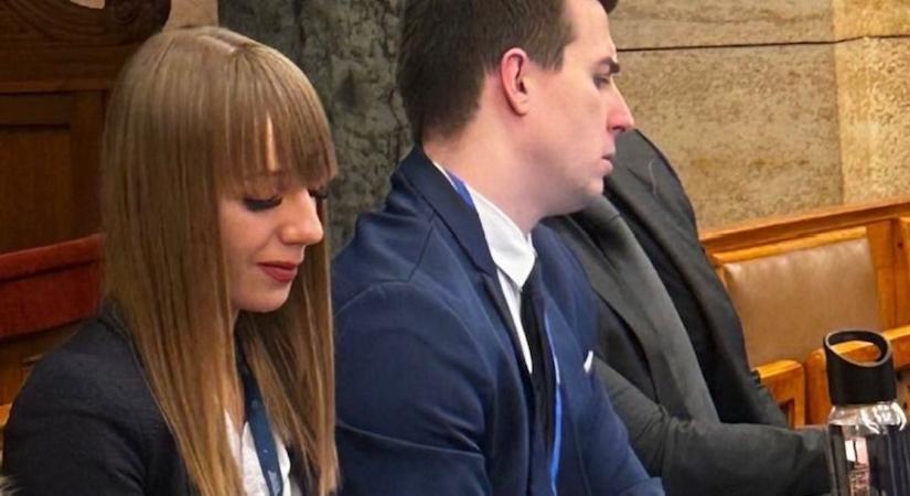 A dédi fényképét is magával vitte a zombai lány, aki felszólalt a parlamentben