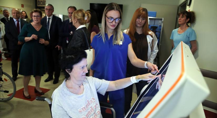 Robotok segítik a felépülést: a legmodernebb fizio- és robotterápiás eszközök Pécsen
