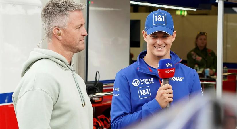 Áll a bál a Schumacher-család tagjai között, a sajtóban üzengetnek egymásnak